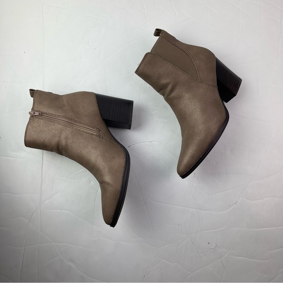 Yancee Auburn Pointed Two Square Heel Booties - Picture 4 of 9